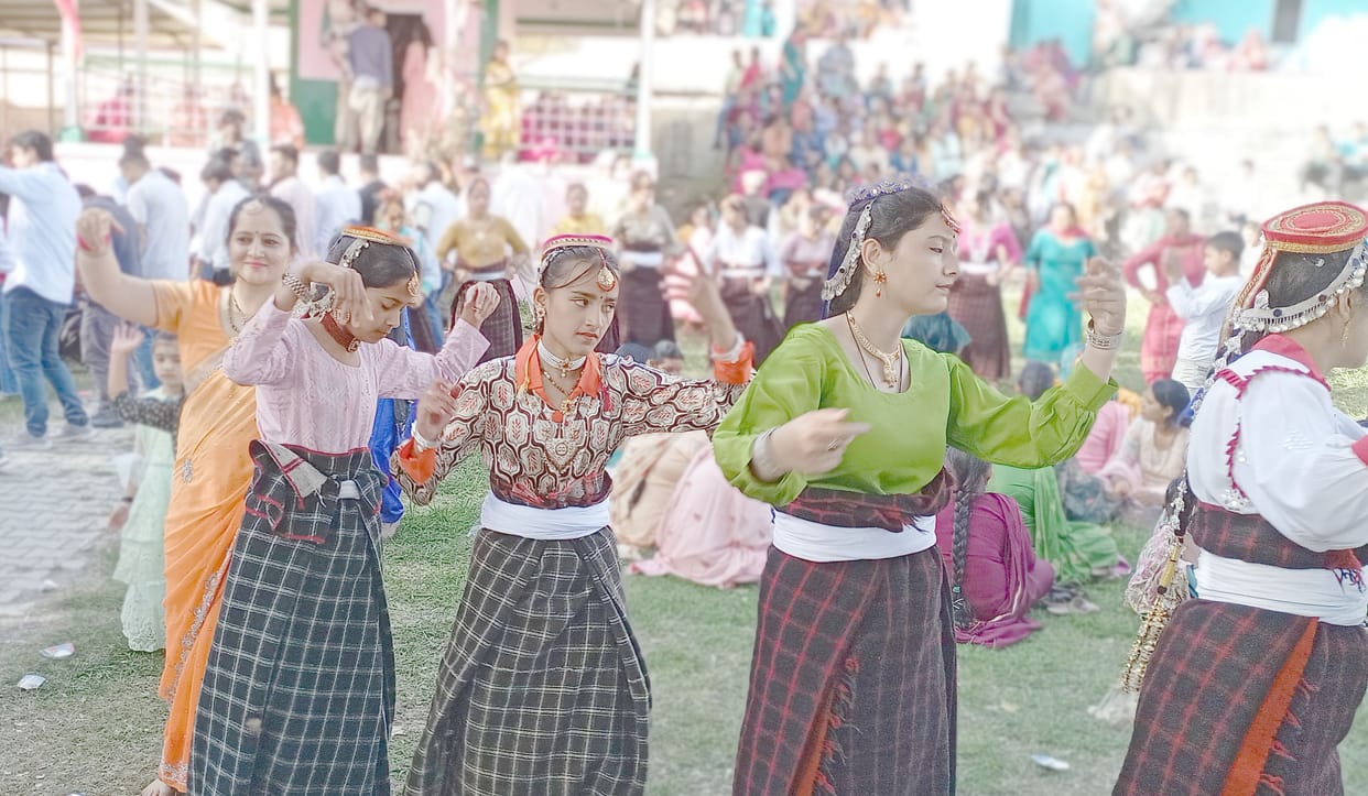 Men danced Dali Churahi, women danced Ghurei.