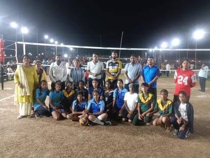 In the Under-19 girls category, Bareilly defeated Kanpur and entered the semi-finals.