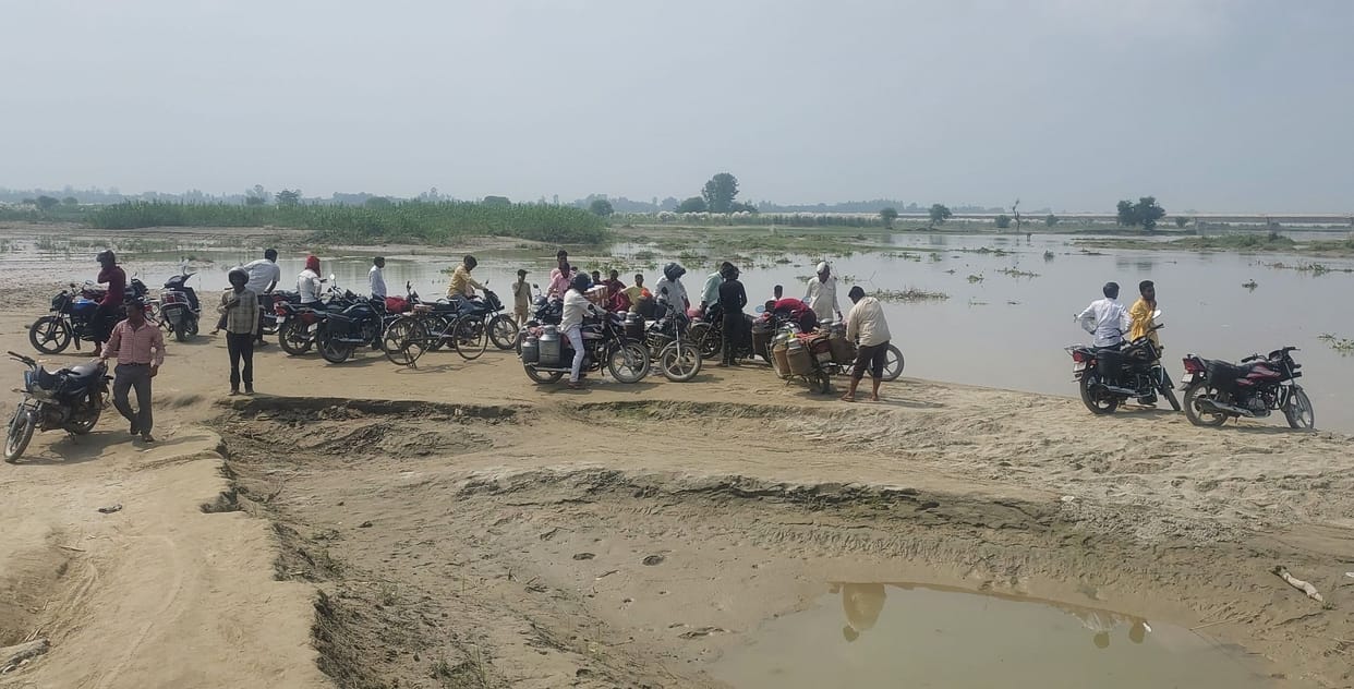 Boat capsizes in Sarayu, six survive