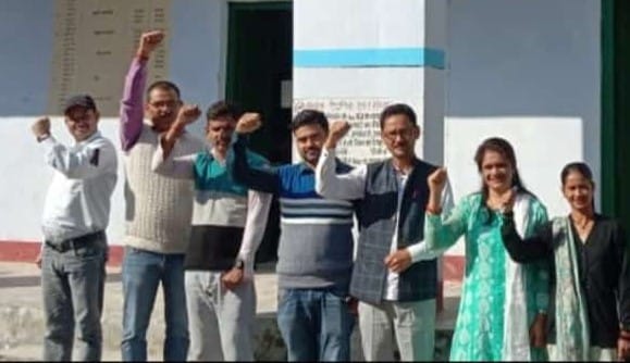 Teachers protested by tying black bands on their arms