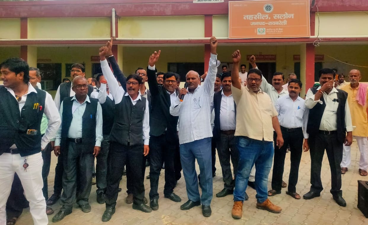 Demonstration of lawyers upset with the working style of SDM and Tehsildar