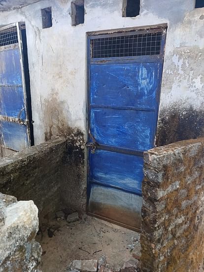 Almora News: स्कूल में नहीं शौचालय…बेटियां परेशान..किसी को फर्क नहीं पड़ता