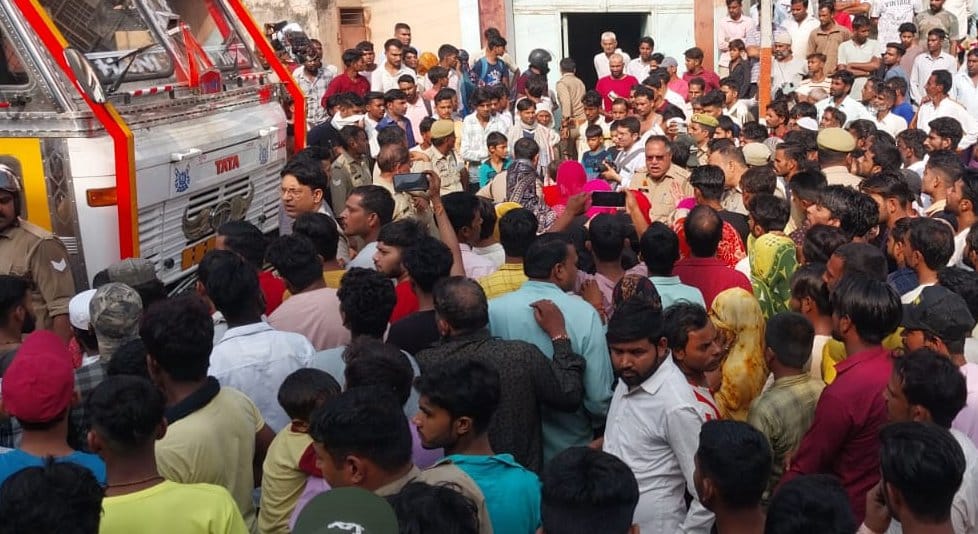 Street driver dies after being crushed by truck, commotion, jam on highway
