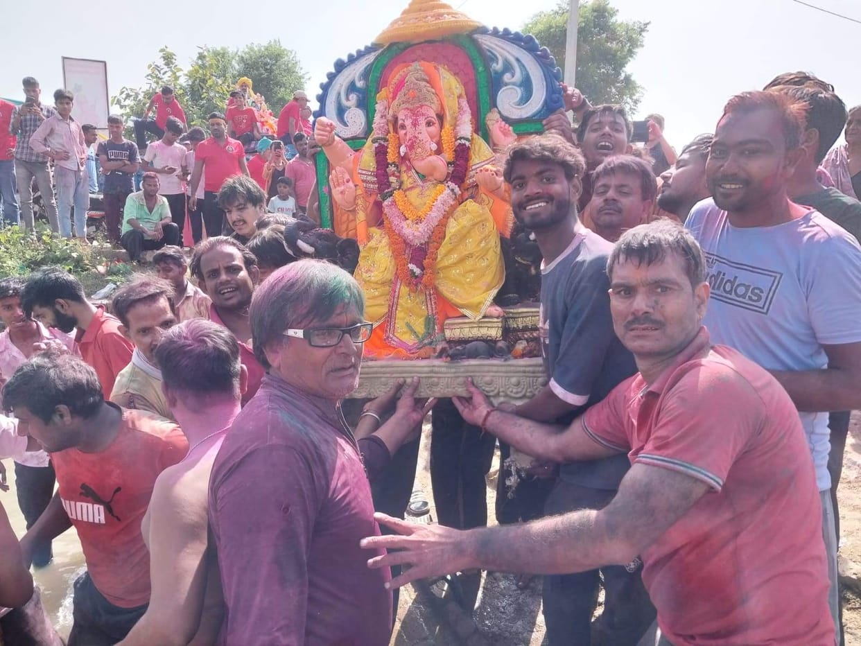 Bid farewell to Ganpati with tearful eyes after worshiping.