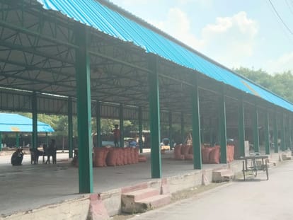 Paddy procurement centers were to be ready by 25, banners have not even been put up yet