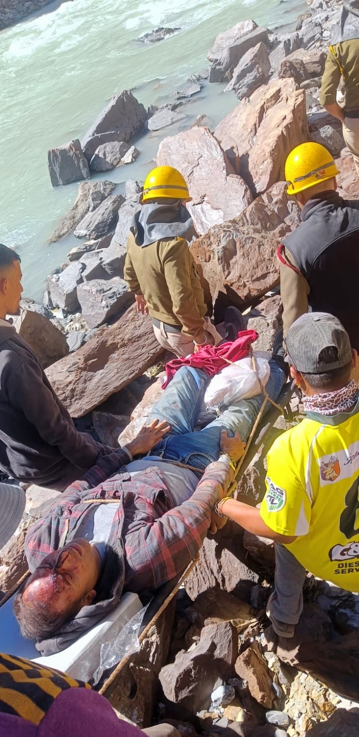 Car fell on the banks of Chandra river near Muling Pool, youth injured