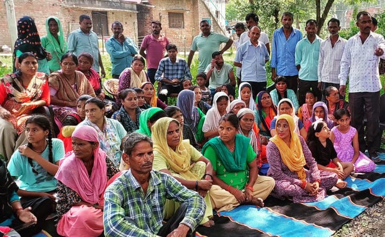 Drinking water crisis in village Devendranagar Kauria, women staged a protest