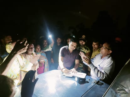 The villagers did not allow the dead body to be lifted for four hours, remained adamant on the demand of calling the officers.