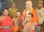 रामलला देवस्थान में बटुकों के साथ फोटों खिंचवाते फिल्म अभिनेता अनुपम खेर।