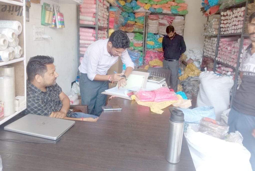 Shopkeepers fined Rs 20,500 for using single use plastic