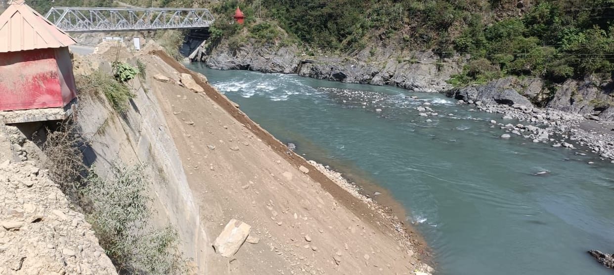 Tons of soil is being dumped in Ravi river