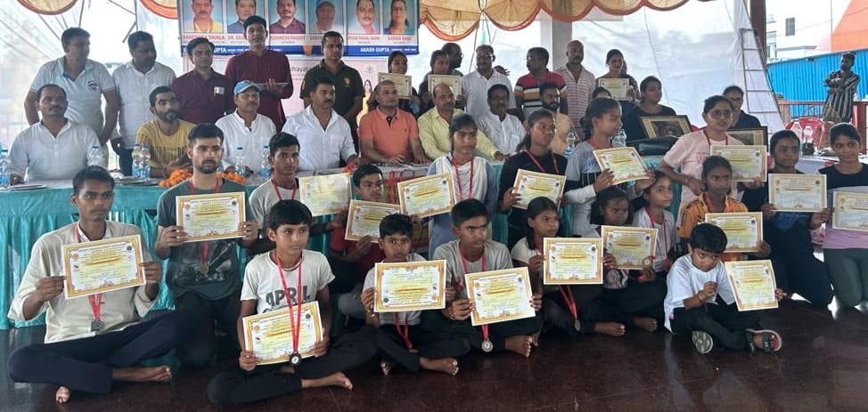 Sandhya, Avinash, Neelam, Rakhi became winners of Yogasana Championship.