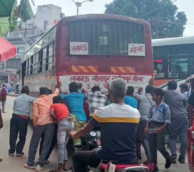 Bus broke down, passengers pushed, people struggled with jam