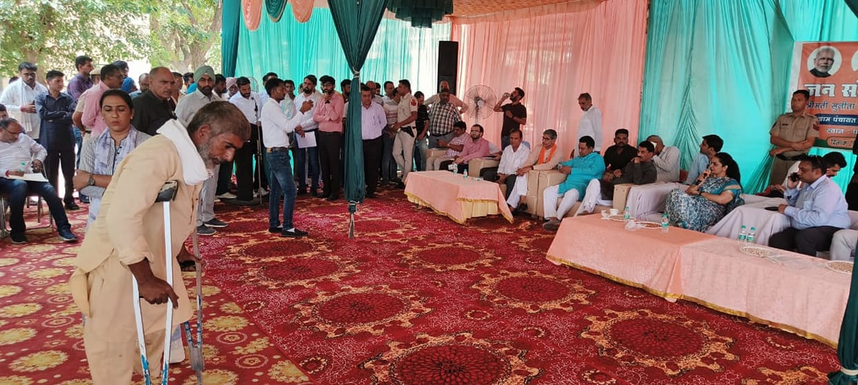 Farmers reached MP's Jan Samvad programme, raised issue of condom shed and crop compensation of new grain market