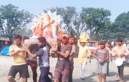 Devotees of Kasganj immersed Ganesh idols