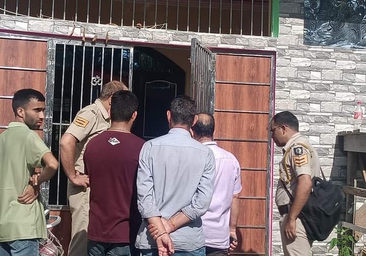 Gold jewelery worth lakhs stolen in broad daylight in Khajjian