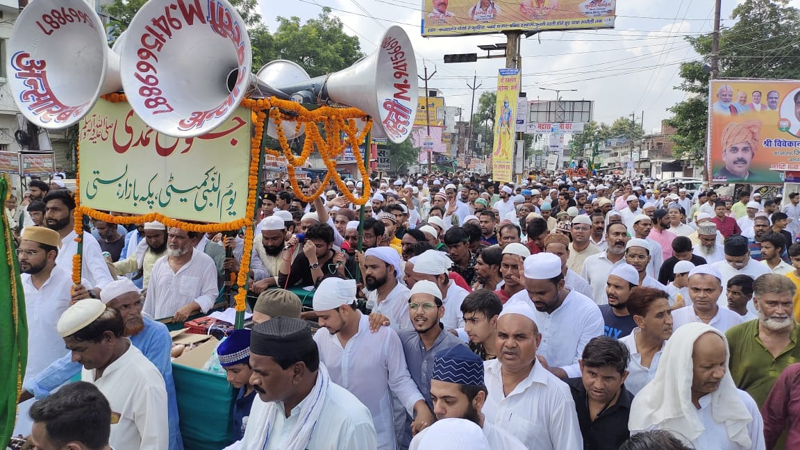 Worship by decorating houses and mosques
