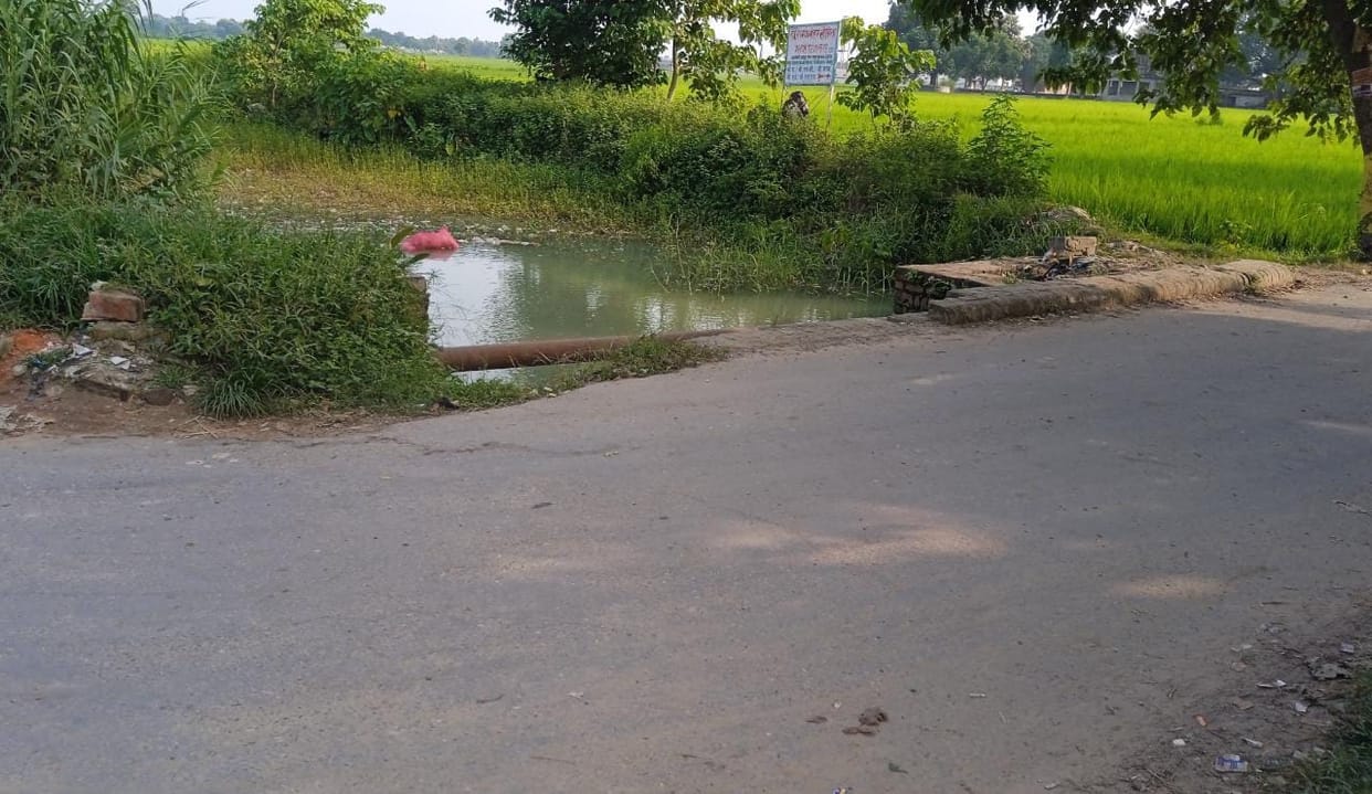The railing of the culvert on the canal broke, the risk of accident increased