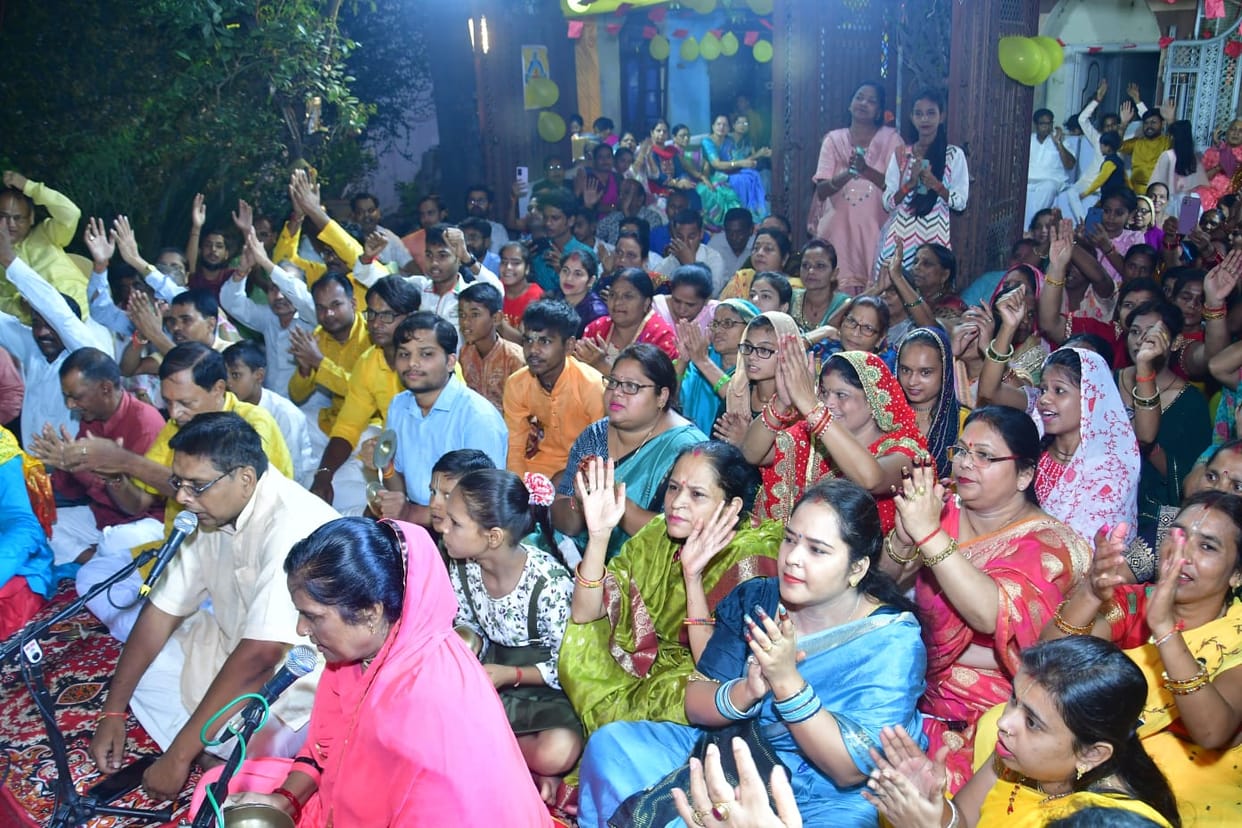 Audience danced to the bhajans in Shreeji's congratulatory festival.