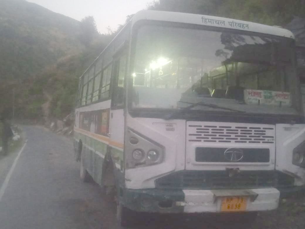 The bus going from Bhanjradu to Tanda broke down, passengers remained troubled for an hour
