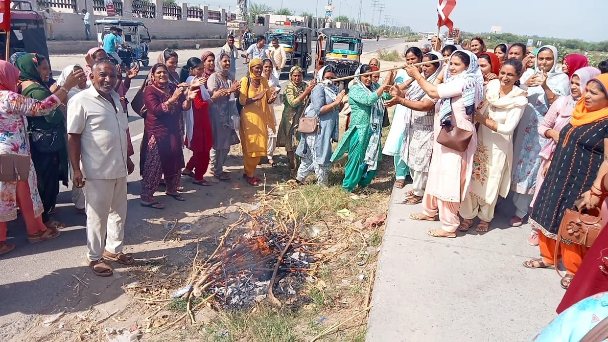 Asha workers took to the streets, burnt CM's effigy