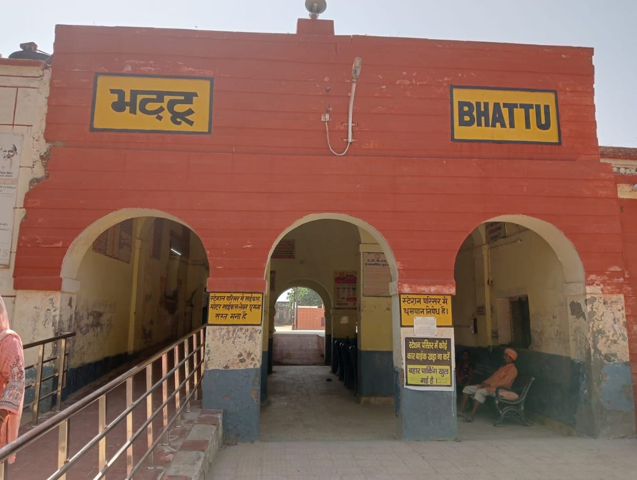 Fatehabad got a gift, now Gorakhdham Express will stop at Bhattu station.