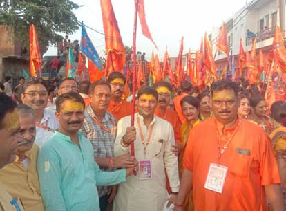 Flowers showered on the saffron trail