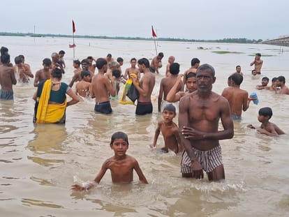 Devotees performed Gangasanan and tarpan at Dhaghat