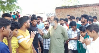 Villagers surrounded the vehicle that had come to throw garbage, created ruckus