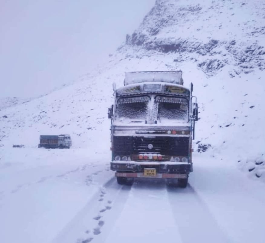 Tourist traders happy with snowfall in Lahaul