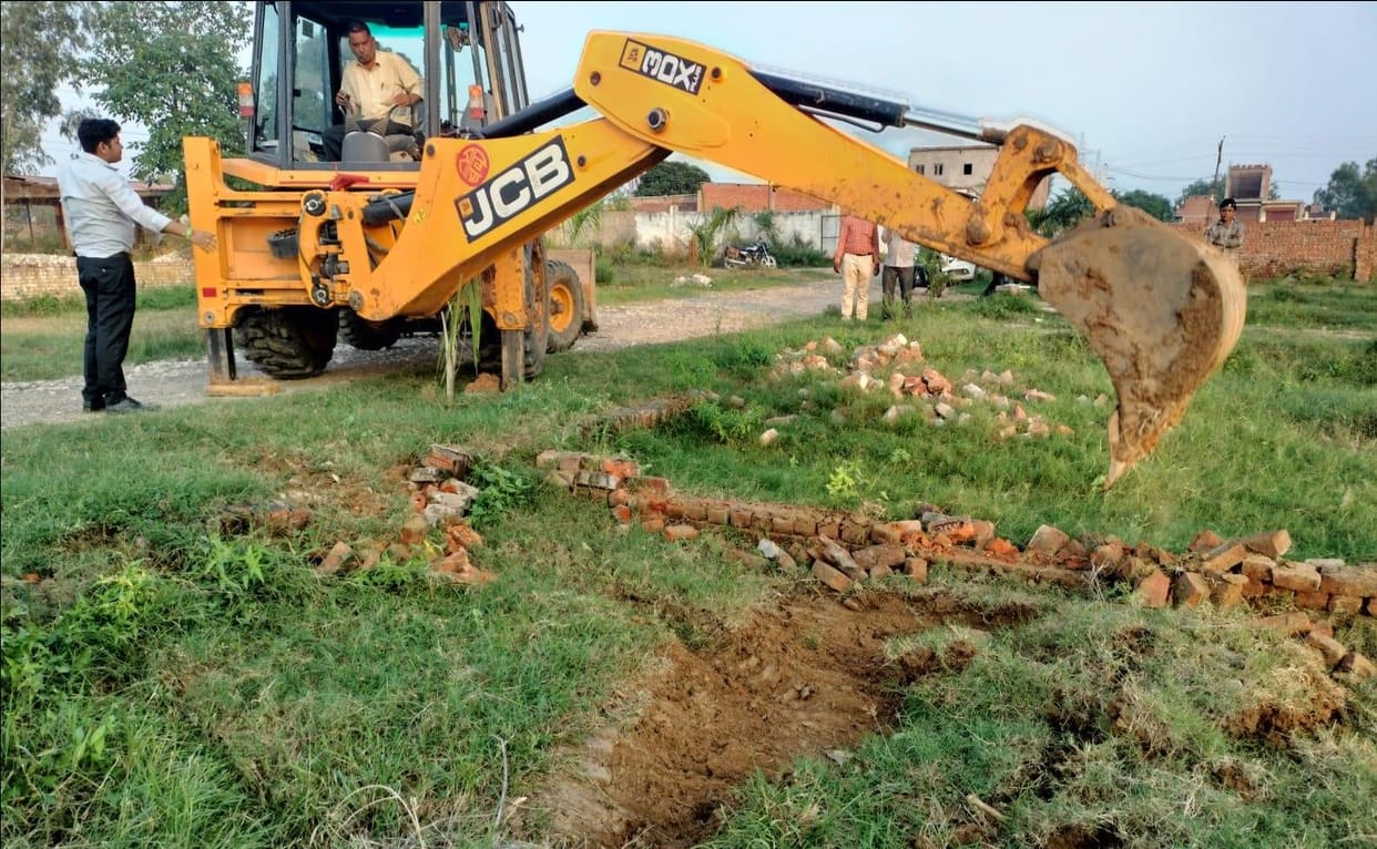 Development Authority's bulldozer hits illegal colony of 40 bighas