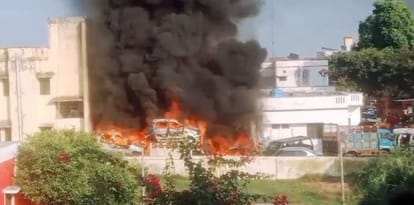Fire broke out in vehicles parked in Sahaswan Kotwali.