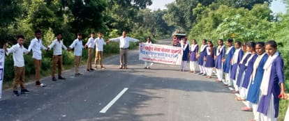 Human chain formed to give the message of cleanliness