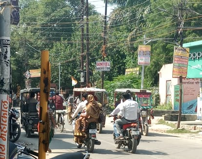 There is no fixed route for e-rickshaws, traffic system collapses due to arbitrary operation