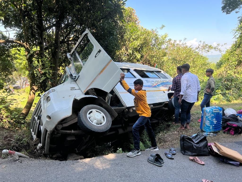 Devotees' vehicle meets with accident, two injured