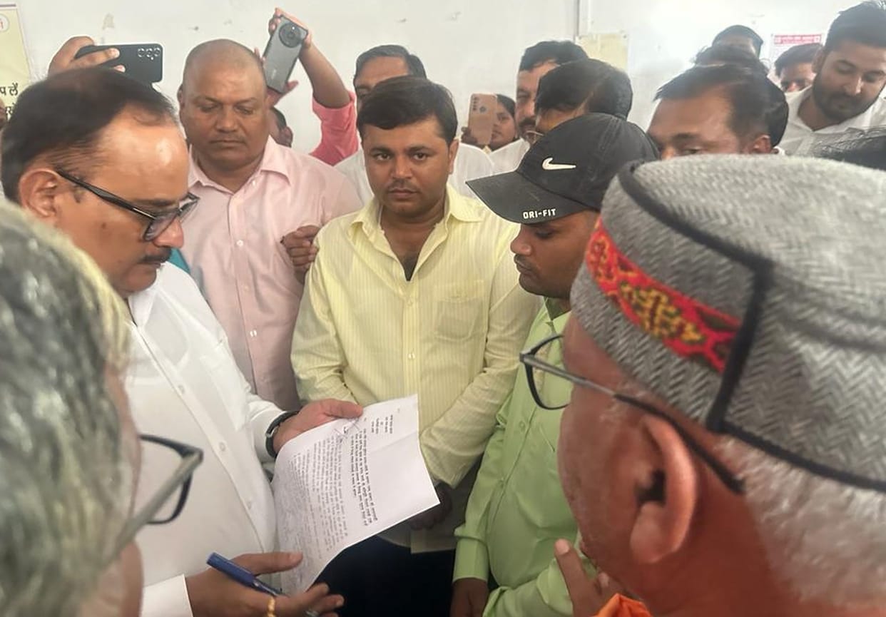 BJP workers mobilized to get job and Rs 1 crore compensation
