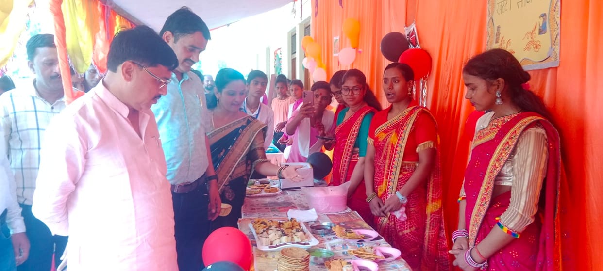 The dishes prepared by the girl students captivated the hearts of the people.