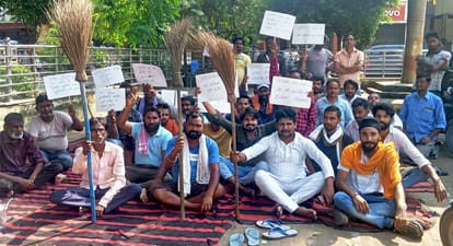 If problems are not solved then workers will fill garbage in Municipal Corporation