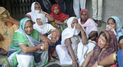 Farmer dies due to neck stuck between tractor and harrow