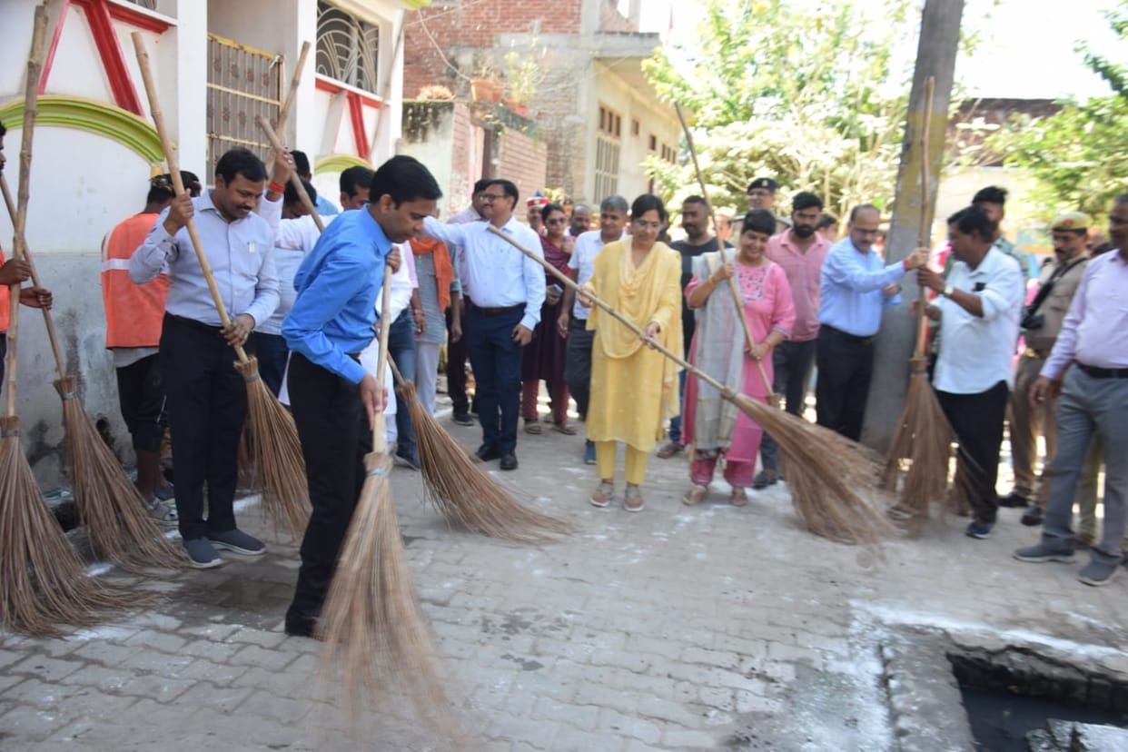 One date, one hour, entire district engaged in cleaning together