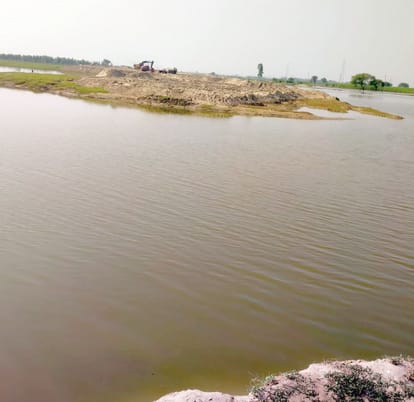 Budaun News: प्रस्तावित पुलिया की चौड़ाई कम, ग्रामीणों का विरोध Width of proposed culvert reduced, villagers protest