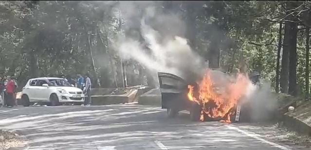 Nainital News: Car Caught Fire on highway Tourist Became Panic
