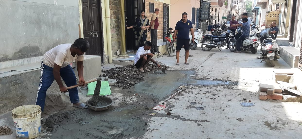 50 streets of the city dug up to lay drinking water lines are in bad condition, now repairs have started.