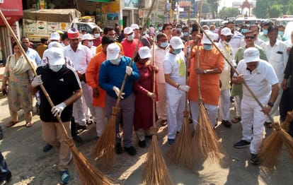 Officers and public representatives also took to the streets and donated their labor.