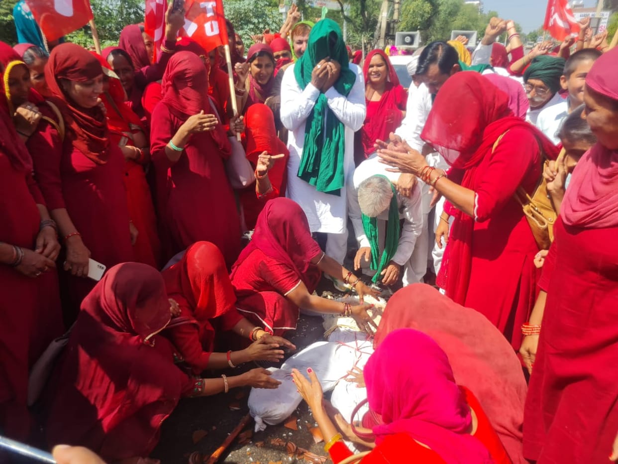 Asha workers took out the funeral procession of the effigy of the Chief Minister