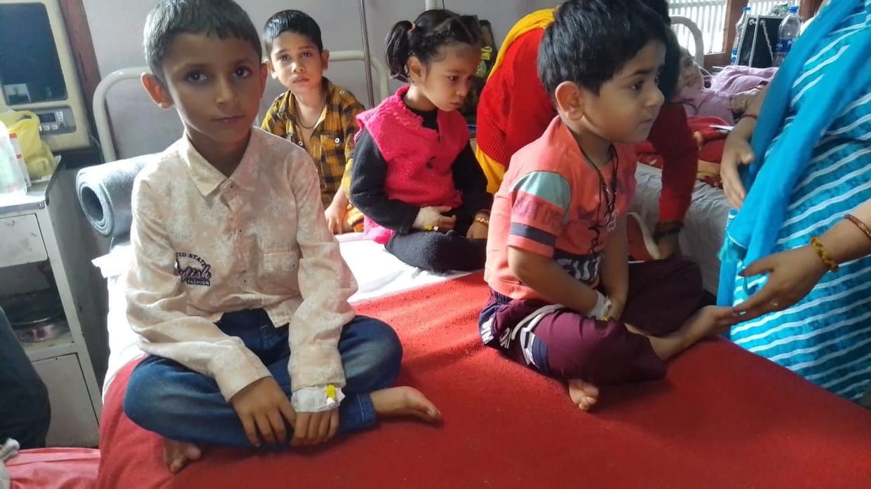 Four children are being treated on one bed in the medical college.
