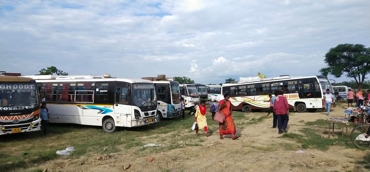 Private buses were taken out of the city without completing the arrangements in gorakhpur