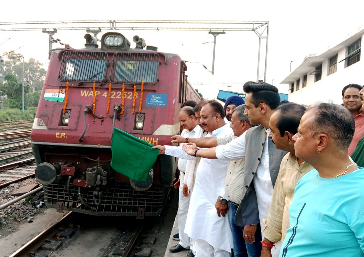 Nauchandi Express left from Saharanpur with 23 bogies