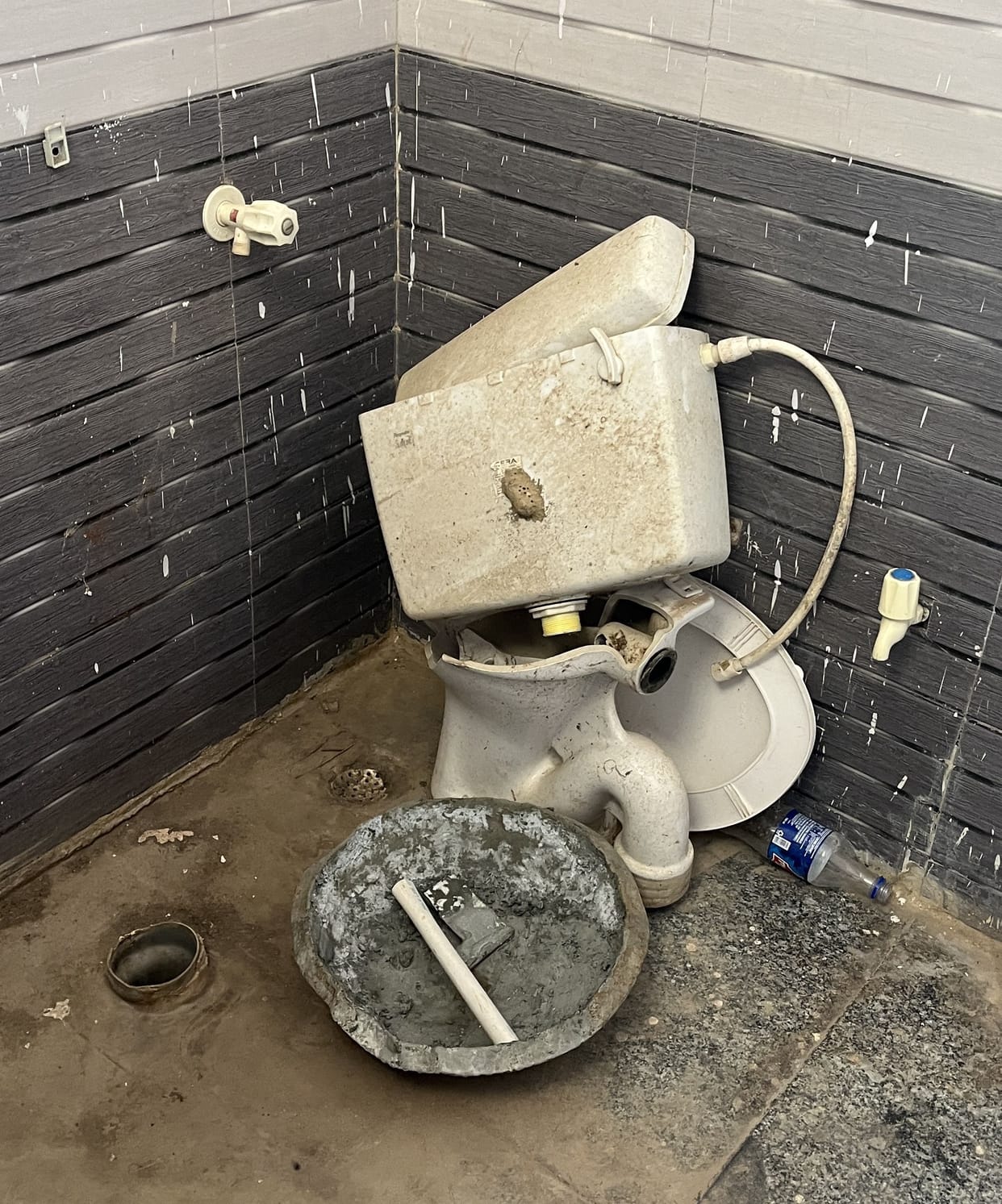 Surat a condition: The men's toilet of the city station was locked, then the toilets were opened with broken seats