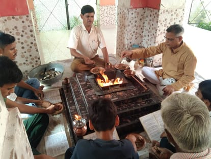 God's glory is infinite: Jitendra